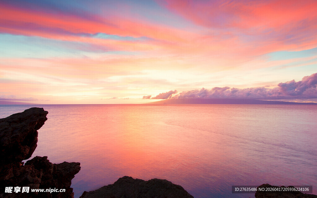 海边绚丽晚霞与宁静海面