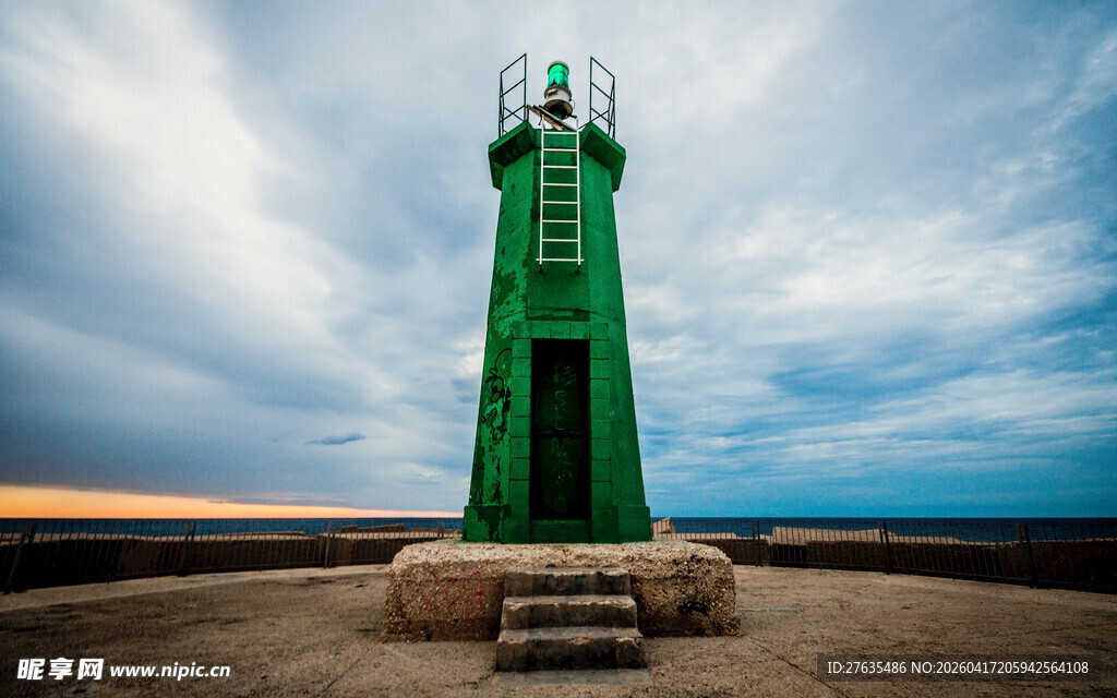 海边绿灯塔