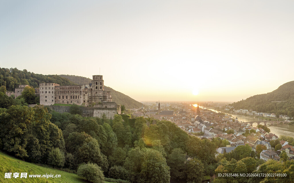 夕阳下的山间小镇美景