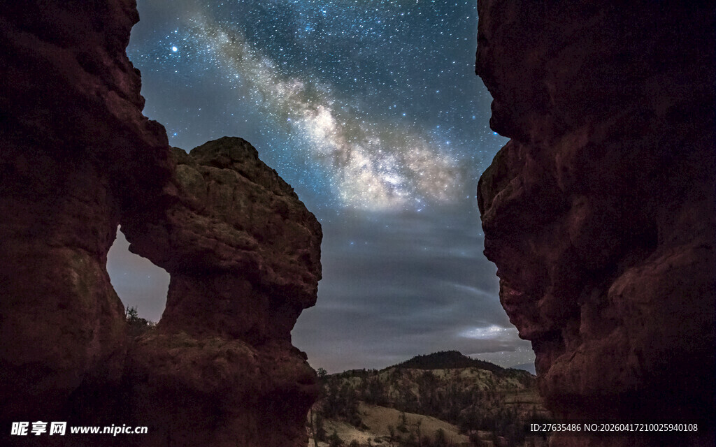 夜空下的奇特岩石景观