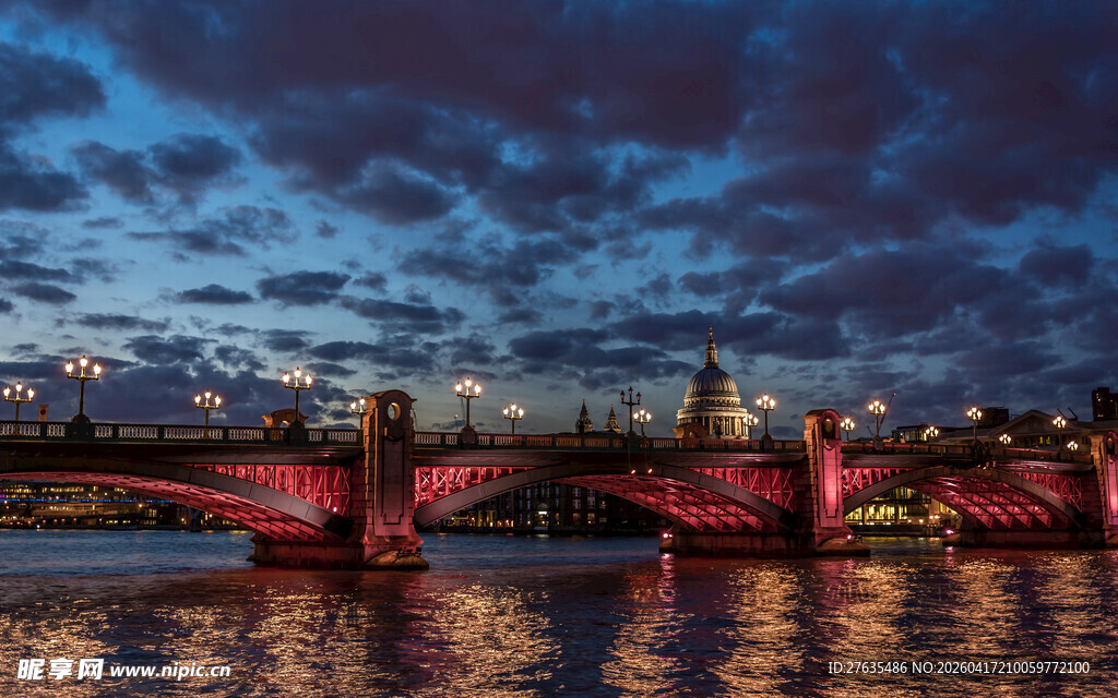 伦敦夜景中的桥梁与城市风光