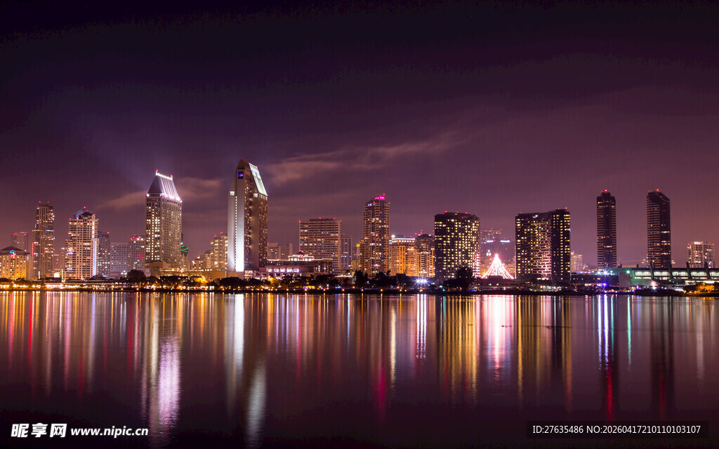 城市夜景璀璨水面倒影