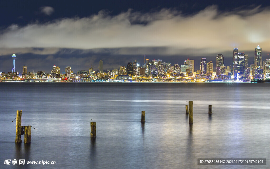 城市夜景下的静谧水面