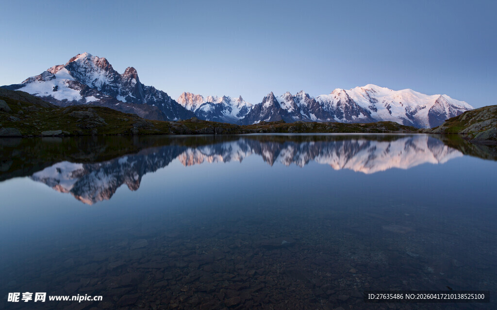雪山倒映在平静湖面上