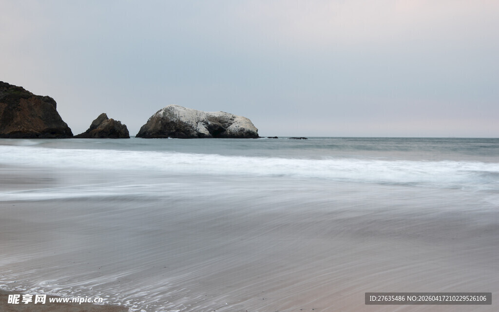 宁静海滩与海中礁石