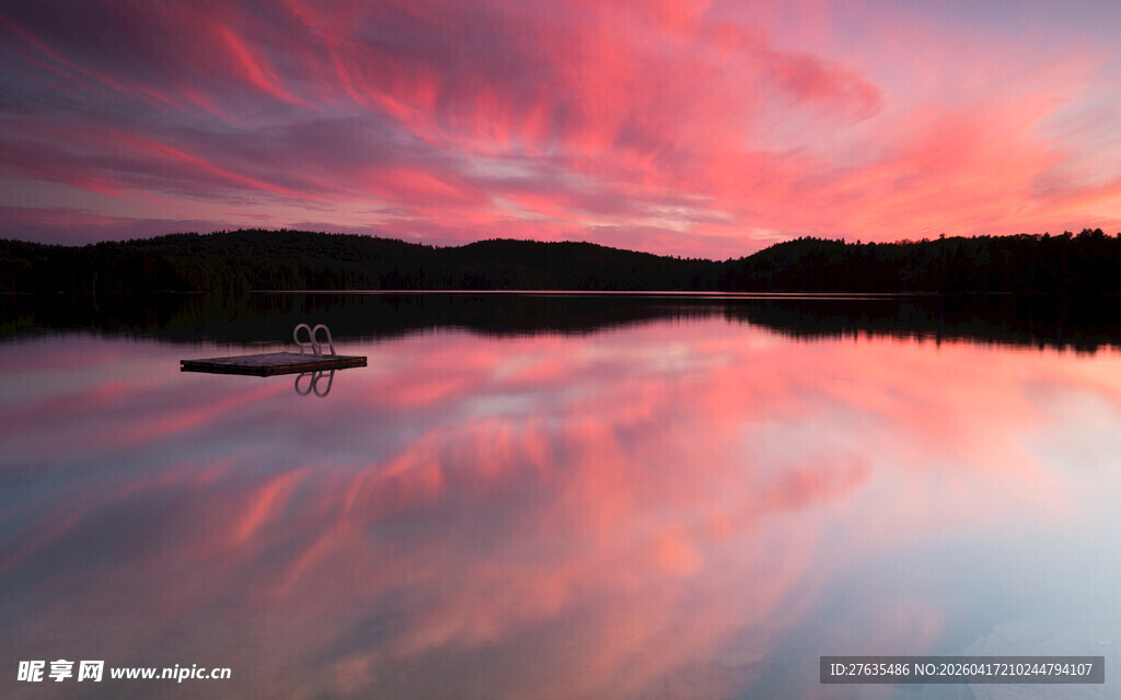 湖畔绚丽晚霞倒映美景