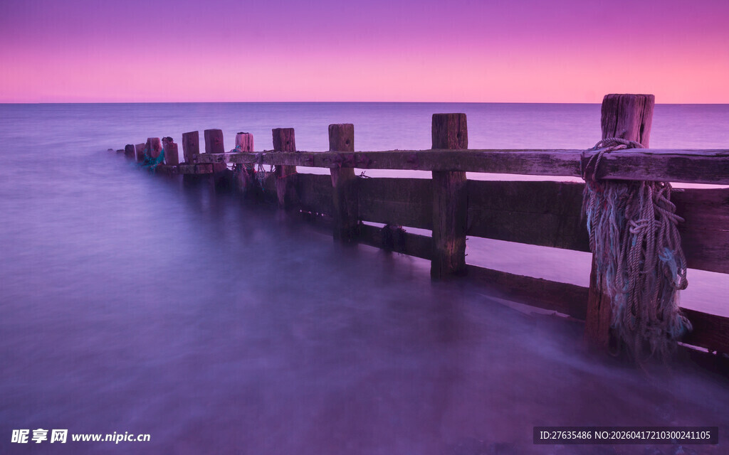 海边暮色中的木质栈桥