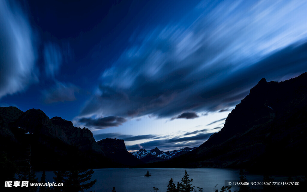 夜幕下山水间的云景