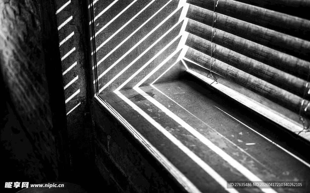 光影交错的楼梯角落