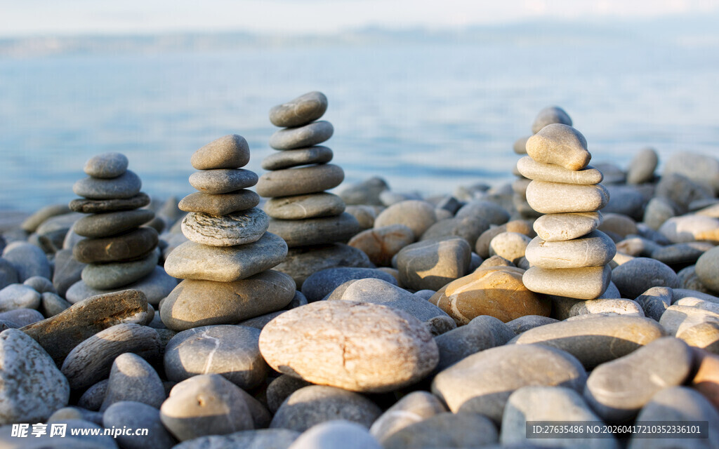 海边堆叠的美丽石塔