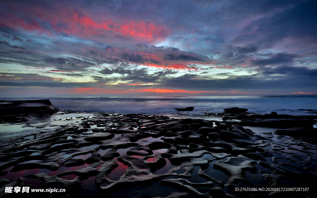 海边绚丽晚霞与礁石景色