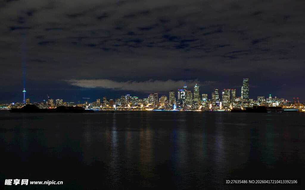 城市夜景湖畔璀璨灯火