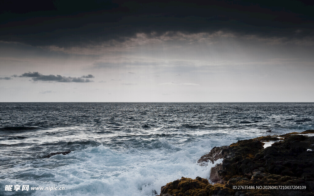 海边乌云下的汹涌海浪