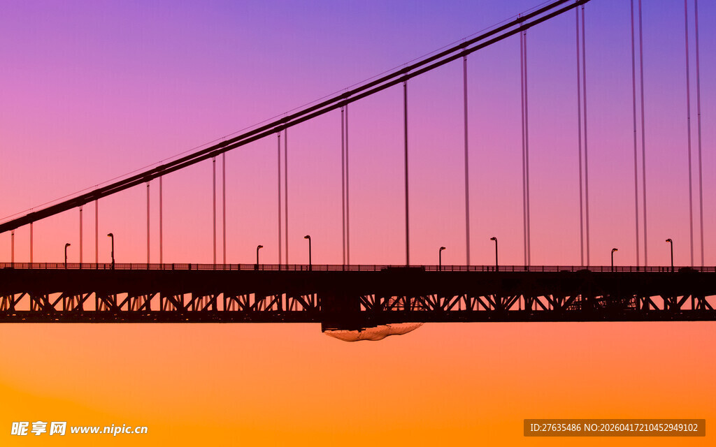 夕阳下的桥梁剪影