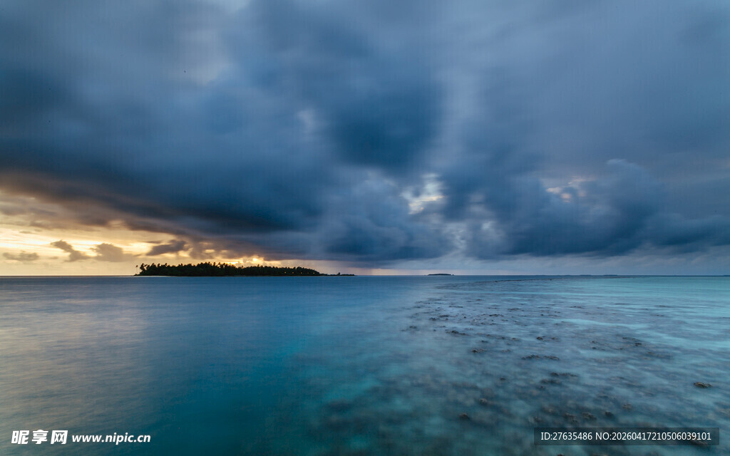 海边乌云下的壮丽海景