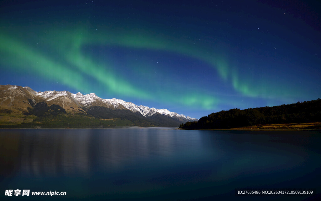 湖畔上空绚烂的极光美景