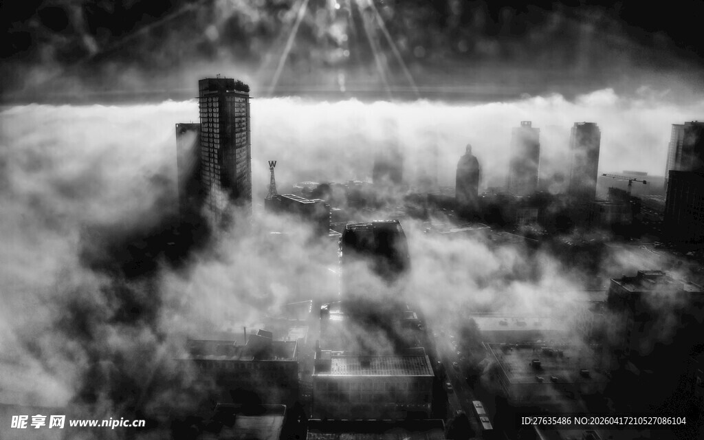 云雾缭绕中的城市天际线