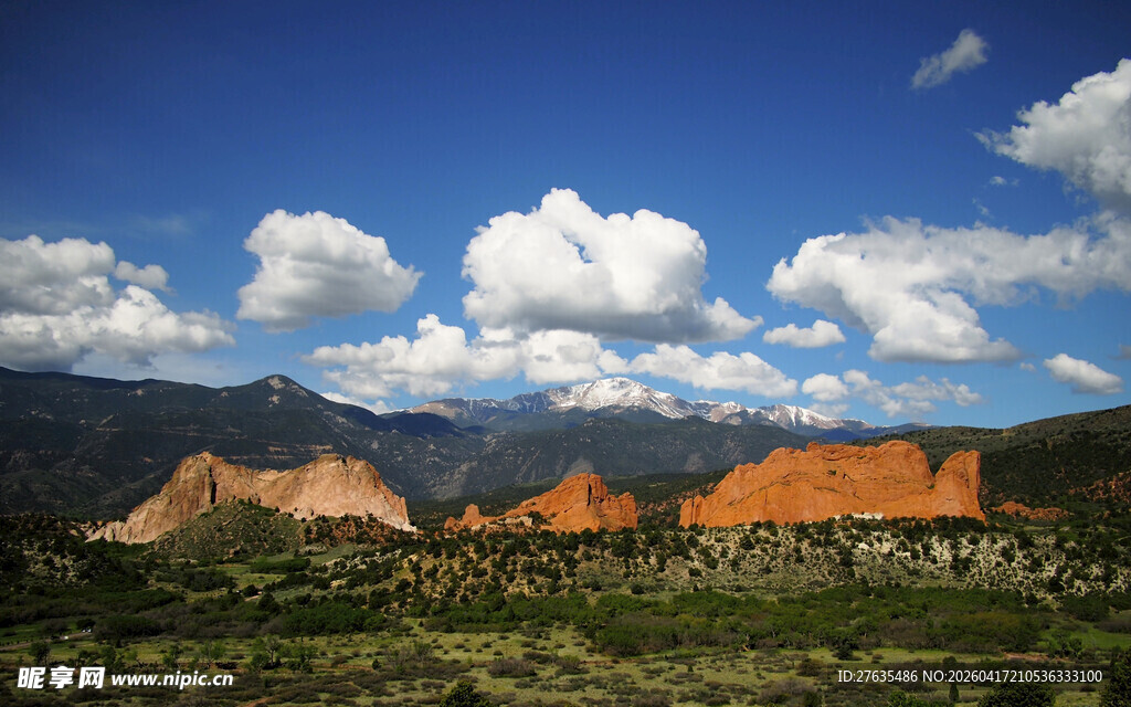 壮丽红岩与蓝天白云景观
