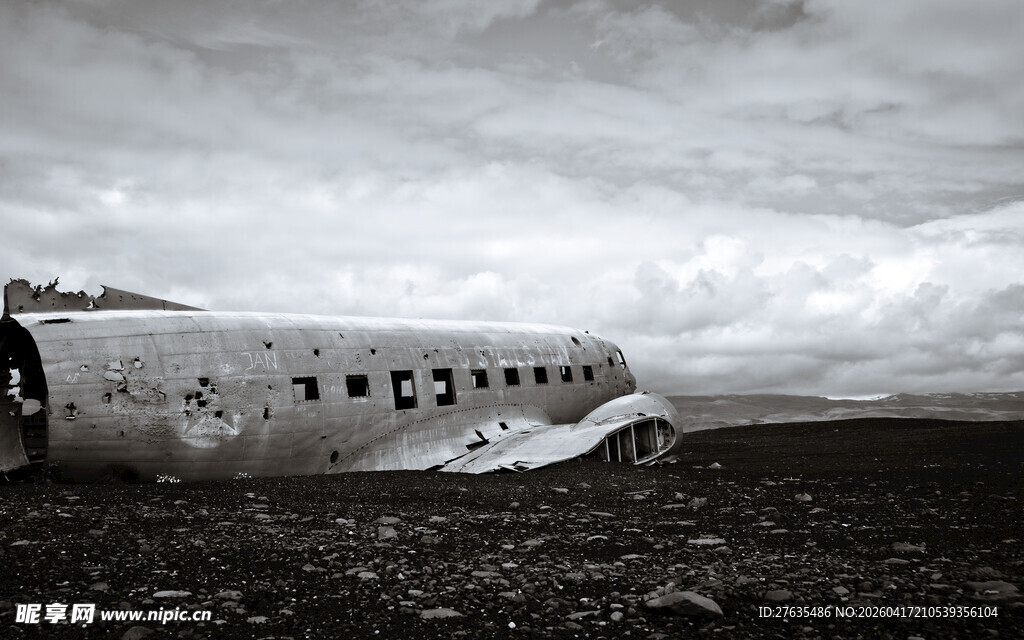 荒野中的废弃飞机残骸