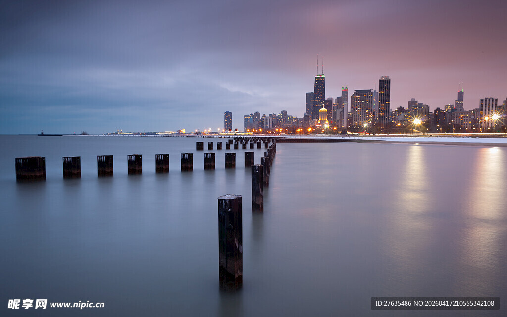 海滨城市暮色中的栈桥景观