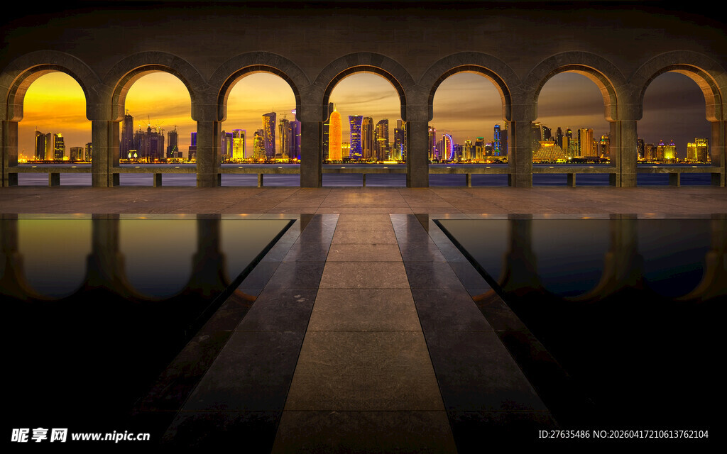 夜晚拱形建筑下的静谧水景