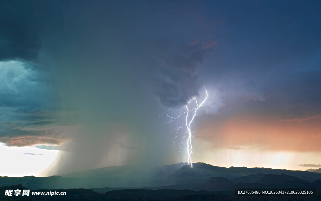 壮观闪电划破暮色天空