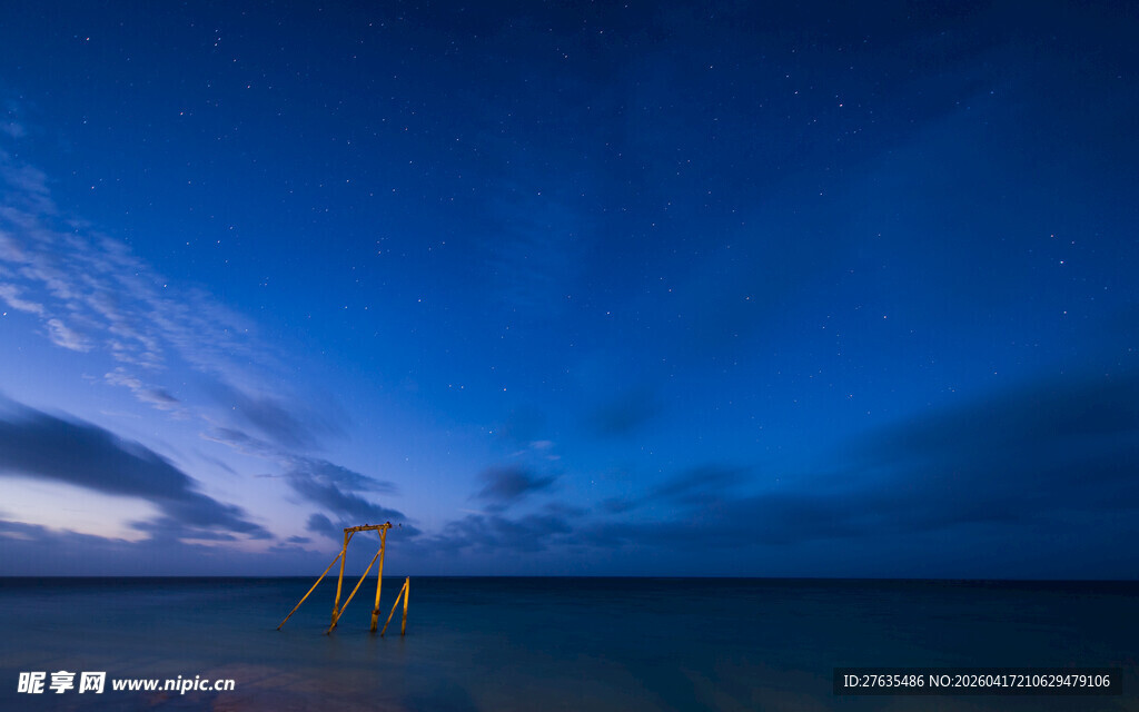 海边夜幕下的人影与天空