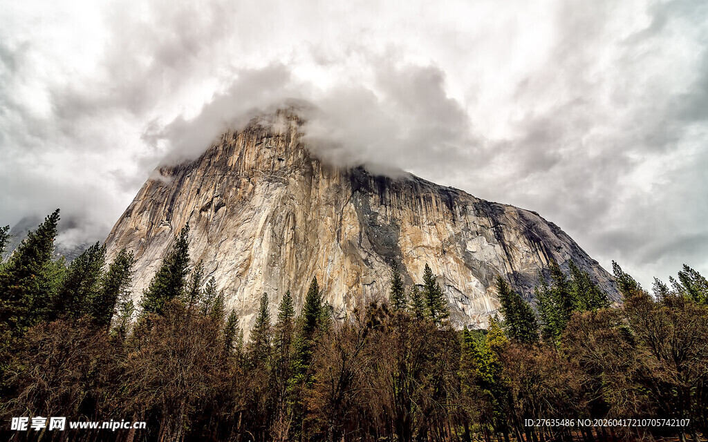 云雾缭绕的巍峨山峰