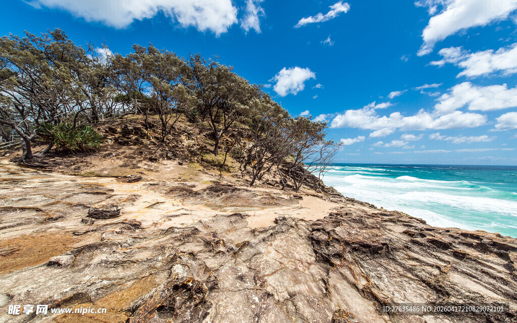 海岸边的嶙峋岩石与蓝天