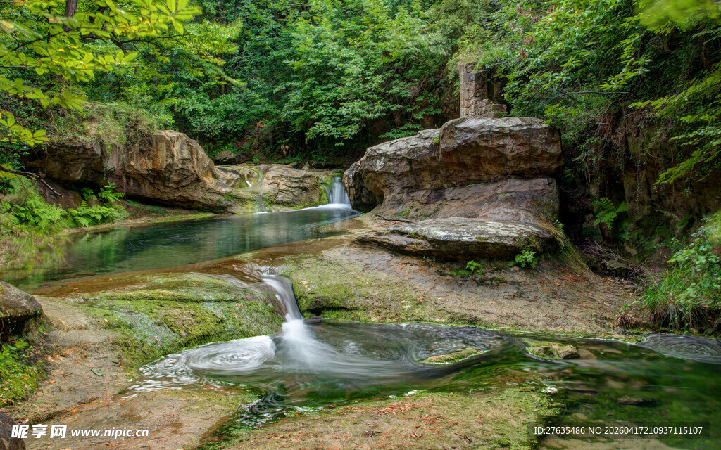 山间溪流潺潺的自然美景