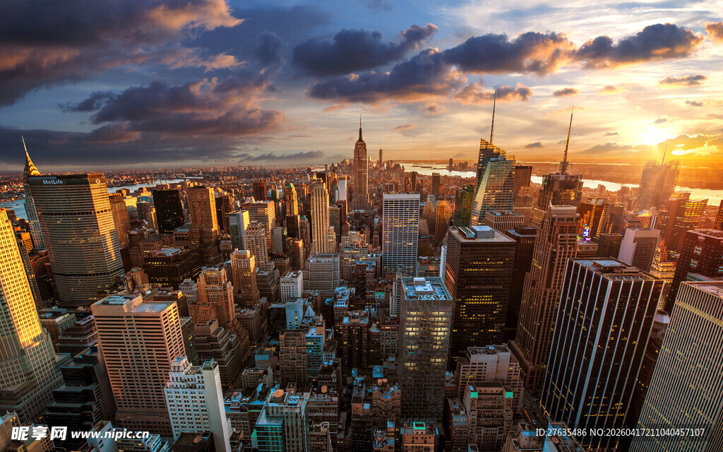 夕阳下的繁华都市天际线