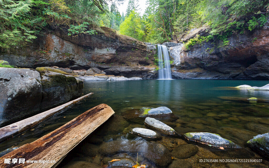 山间瀑布下的静谧水潭