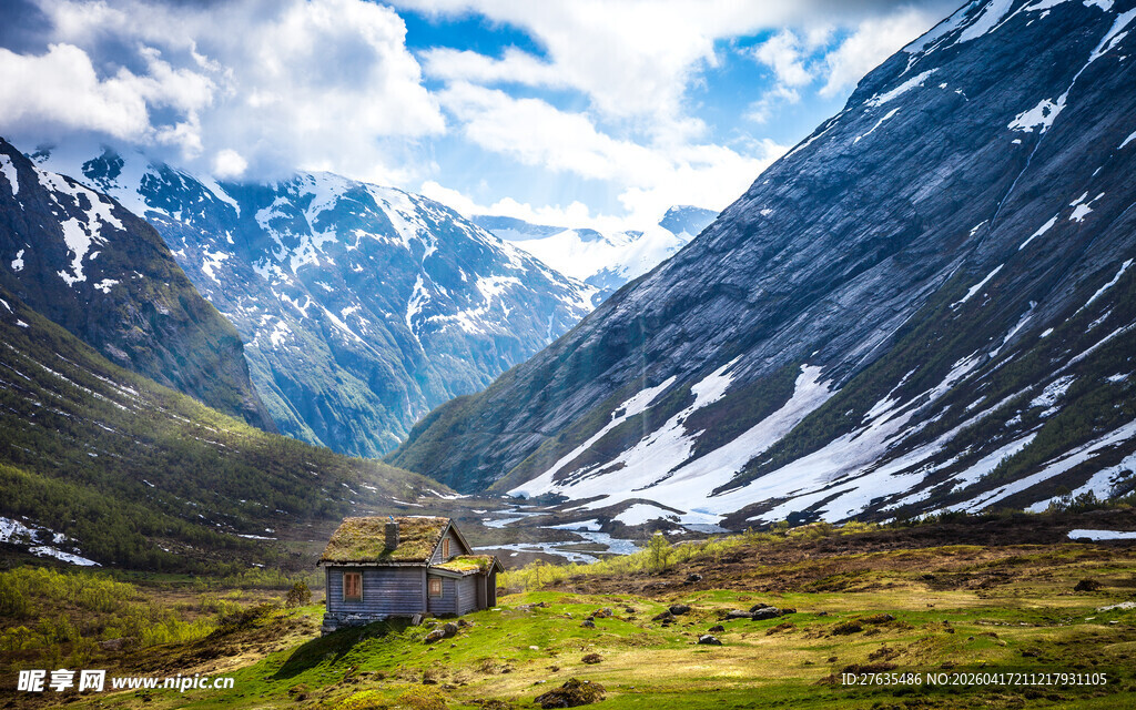 山间美景雪覆峰谷小屋