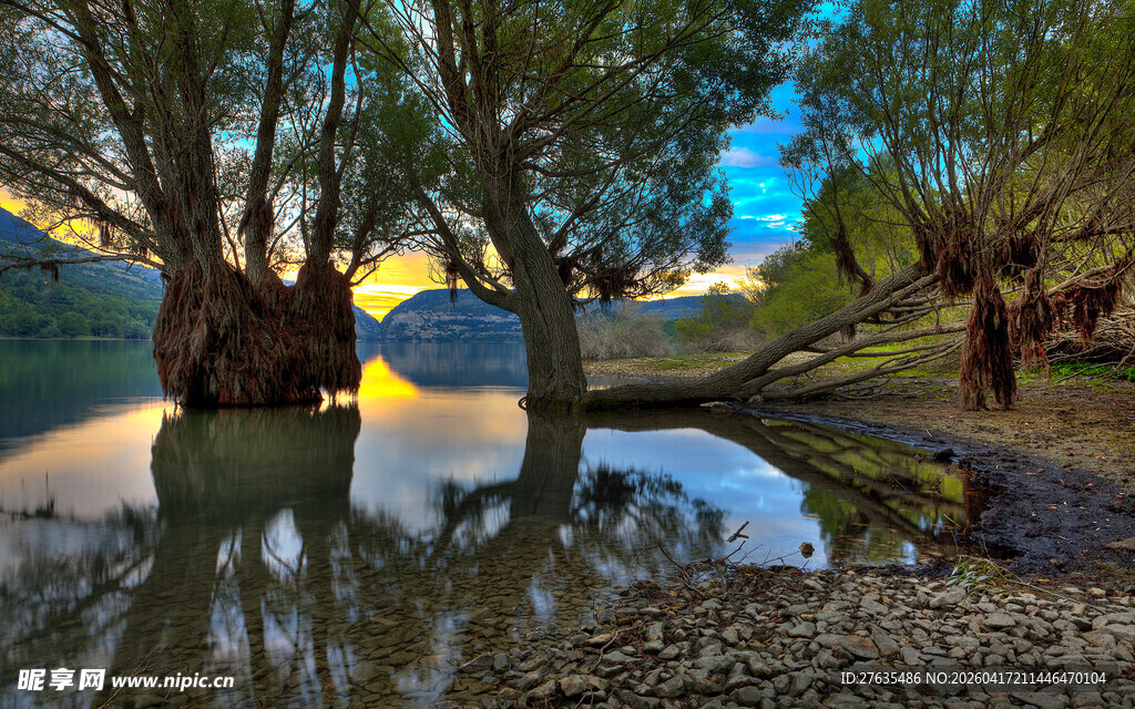 山间湖畔的静谧露营场景