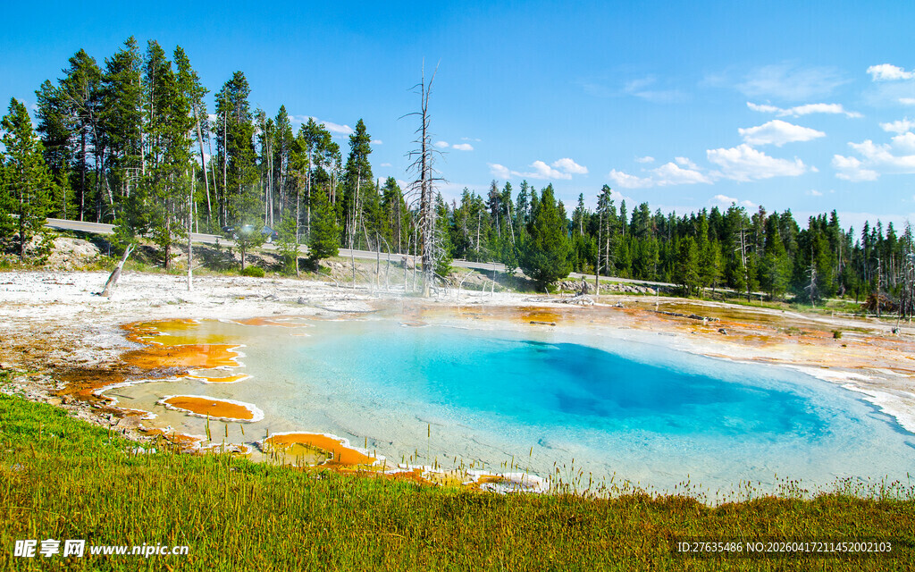 黄石公园美丽的蓝湖景观