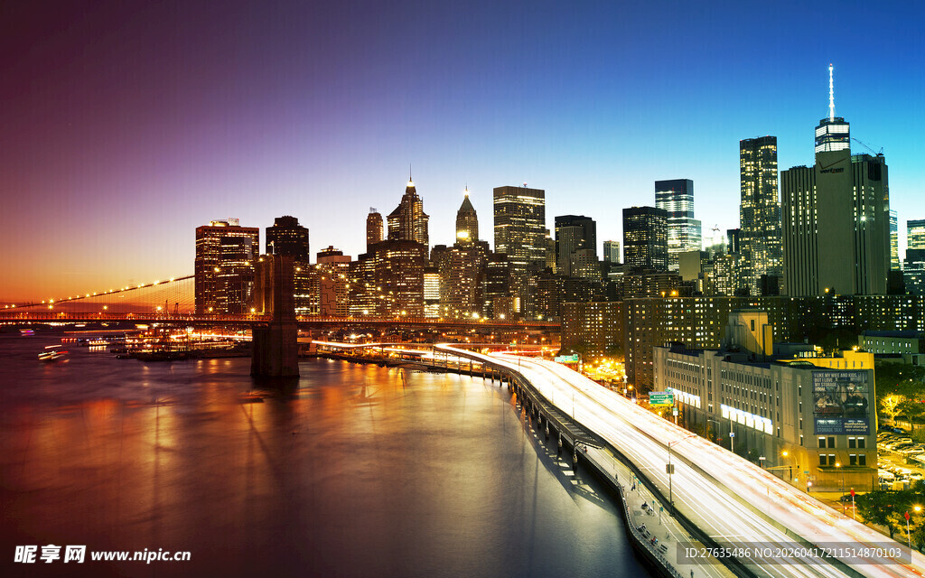 黄昏下的城市河畔美景