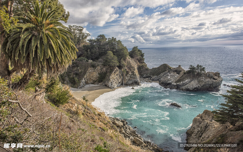海岸美景葱郁植被伴碧海