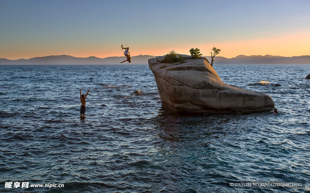 海边沉船与踏浪之人