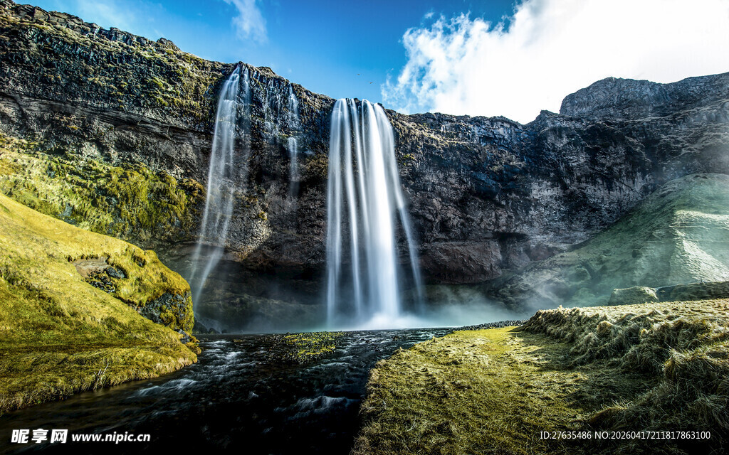 山间壮丽瀑布景观