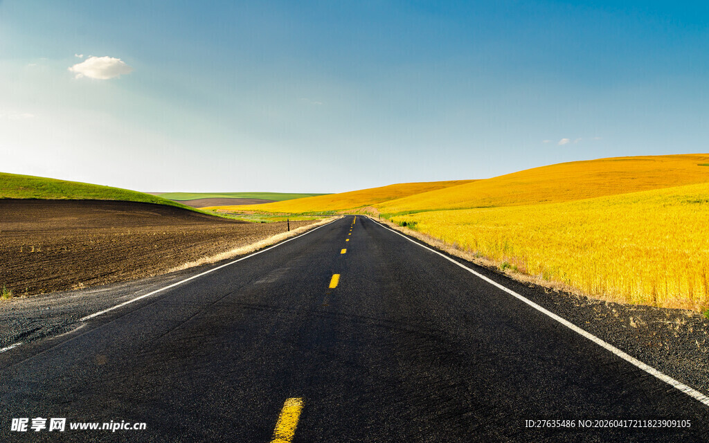宽阔公路延伸至远方