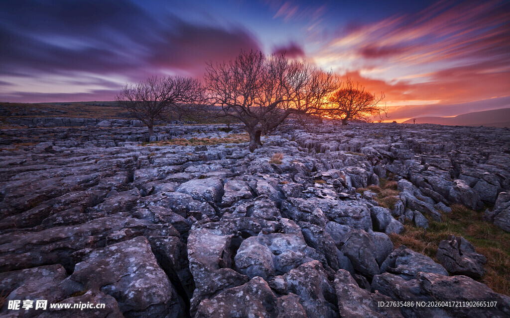 日落时分的嶙峋岩石景观