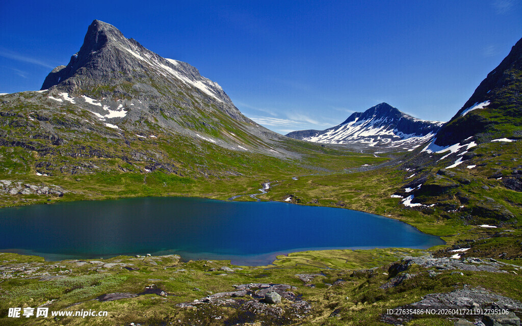 高山湖泊美景
