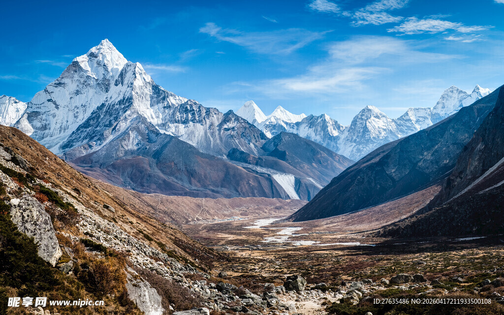 壮丽雪山山谷美景