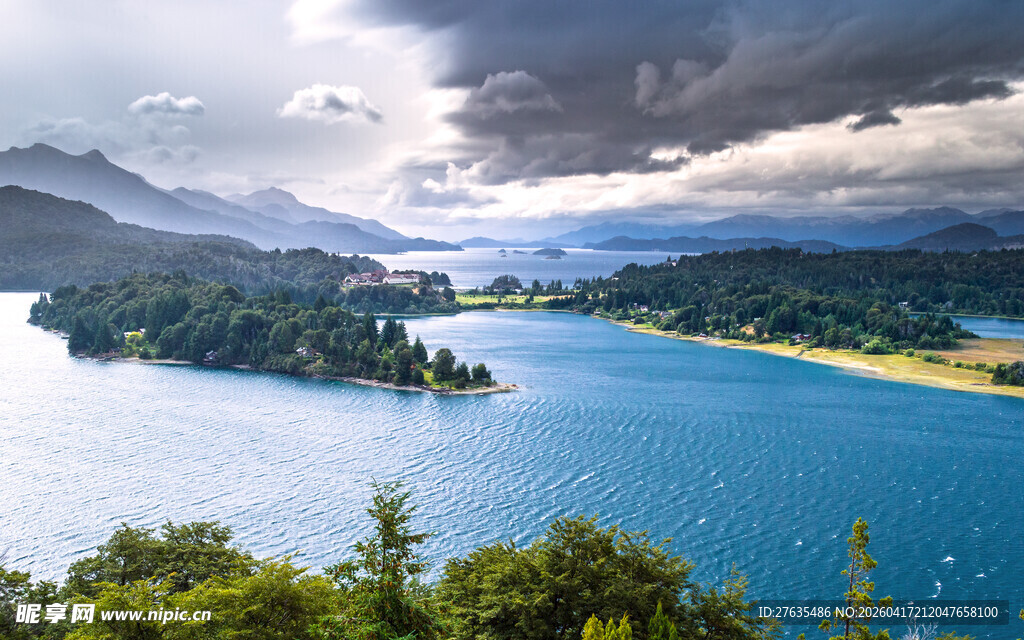 壮丽湖景与山峦风光