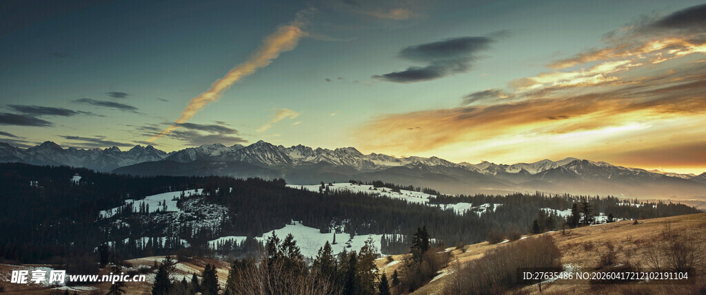 冬日黄昏下的美丽山峦景色