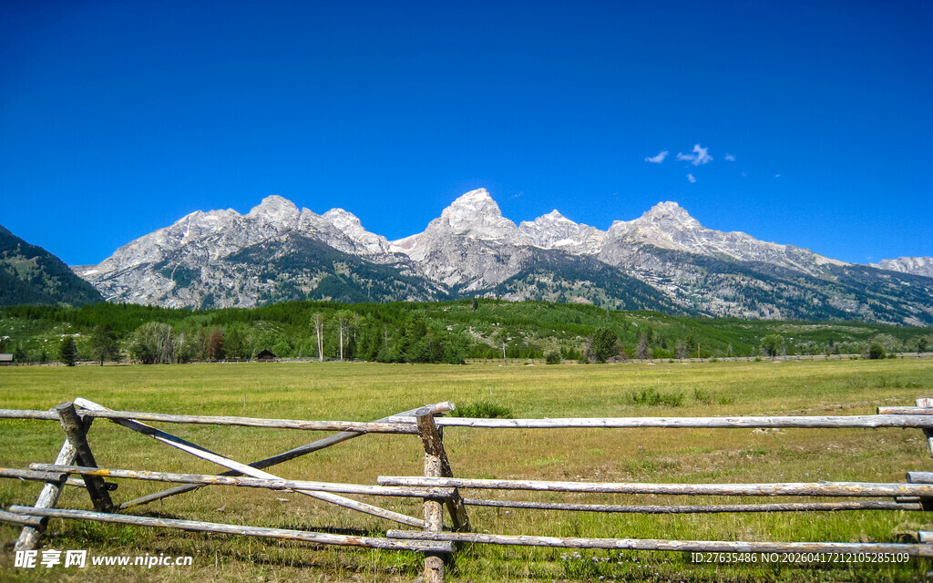 山间木栏前的壮美山脉风光
