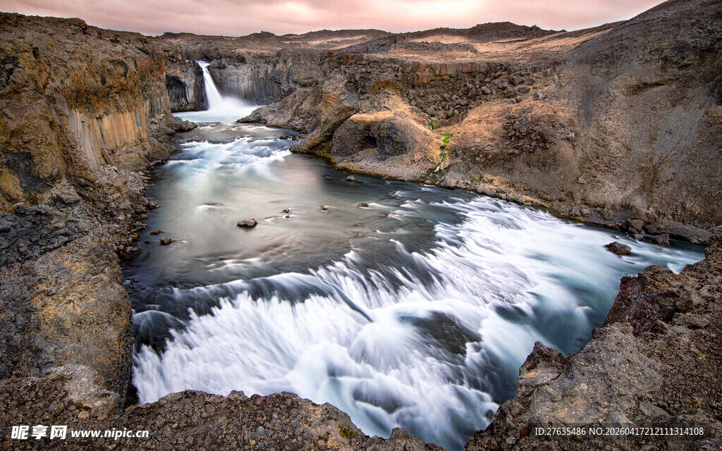 冰岛壮观的间歇泉景观