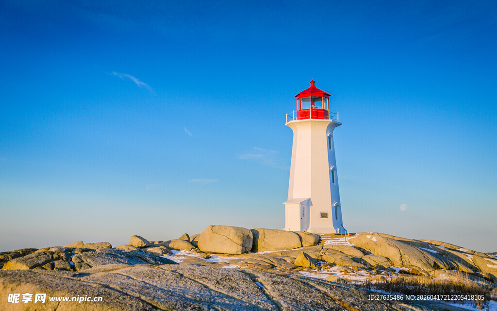 海边矗立的红白相间灯塔