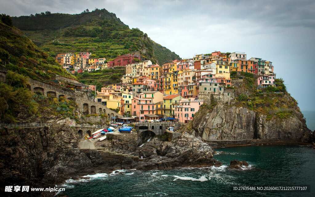 悬崖边色彩斑斓的意大利渔村