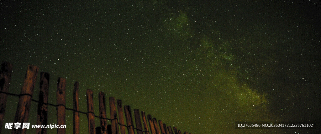 夜空下的木质围栏